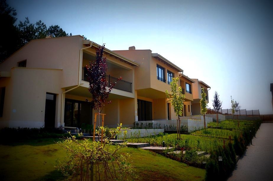 Двухэтажный новый дом в исключительном месте на первой линии моря