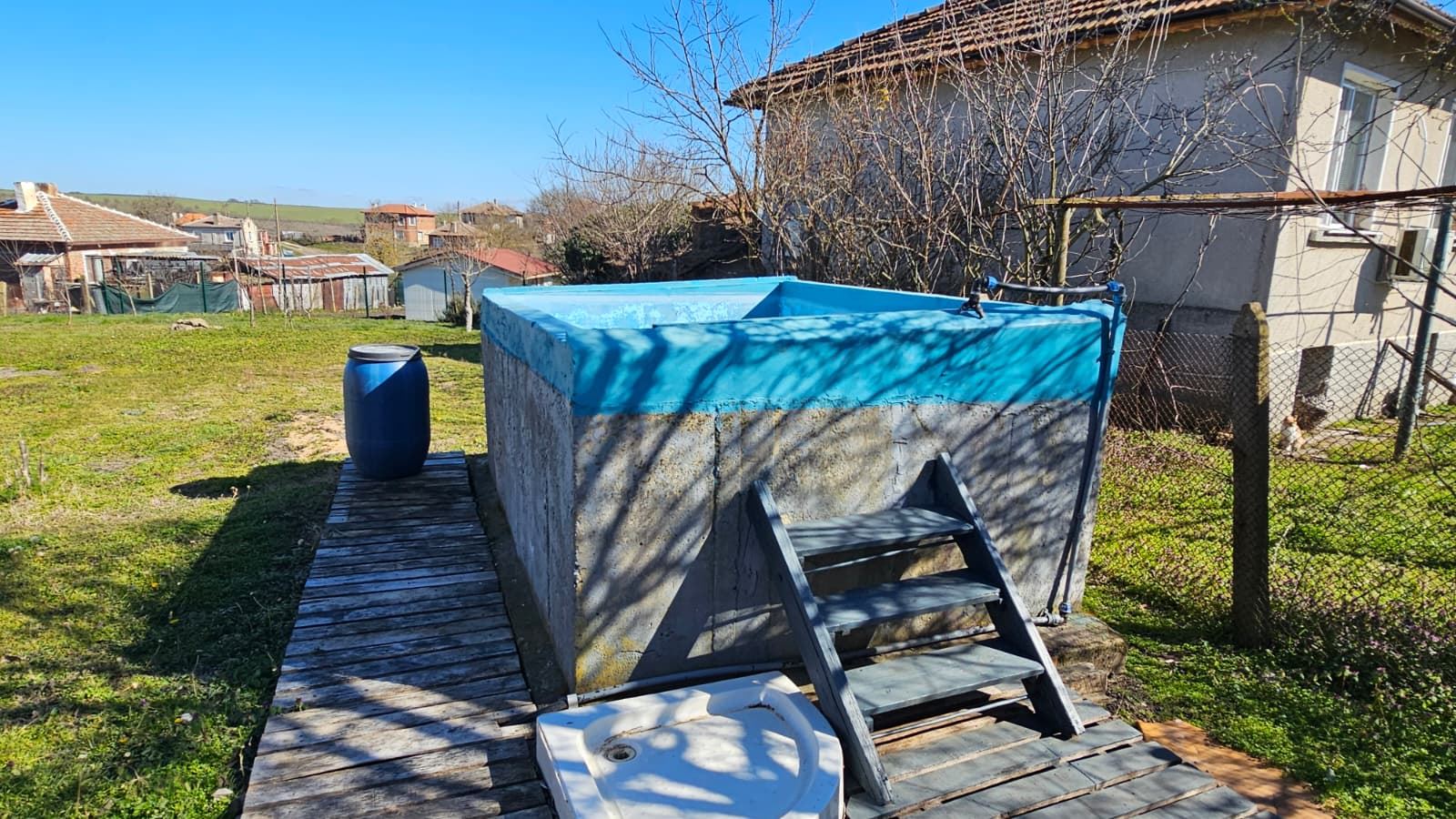  Прекрасный одноэтажный дом с бассейном и просторным двором в селе Дюлево