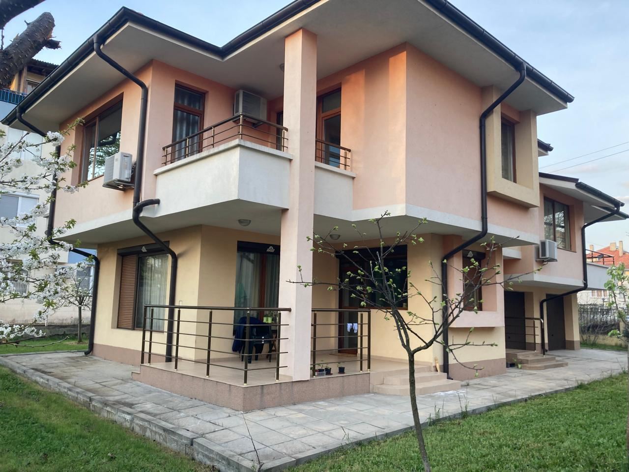 Просторный трехэтажный индивидуальный дом в центре Равды – комфорт, престиж и полная самостоятельность