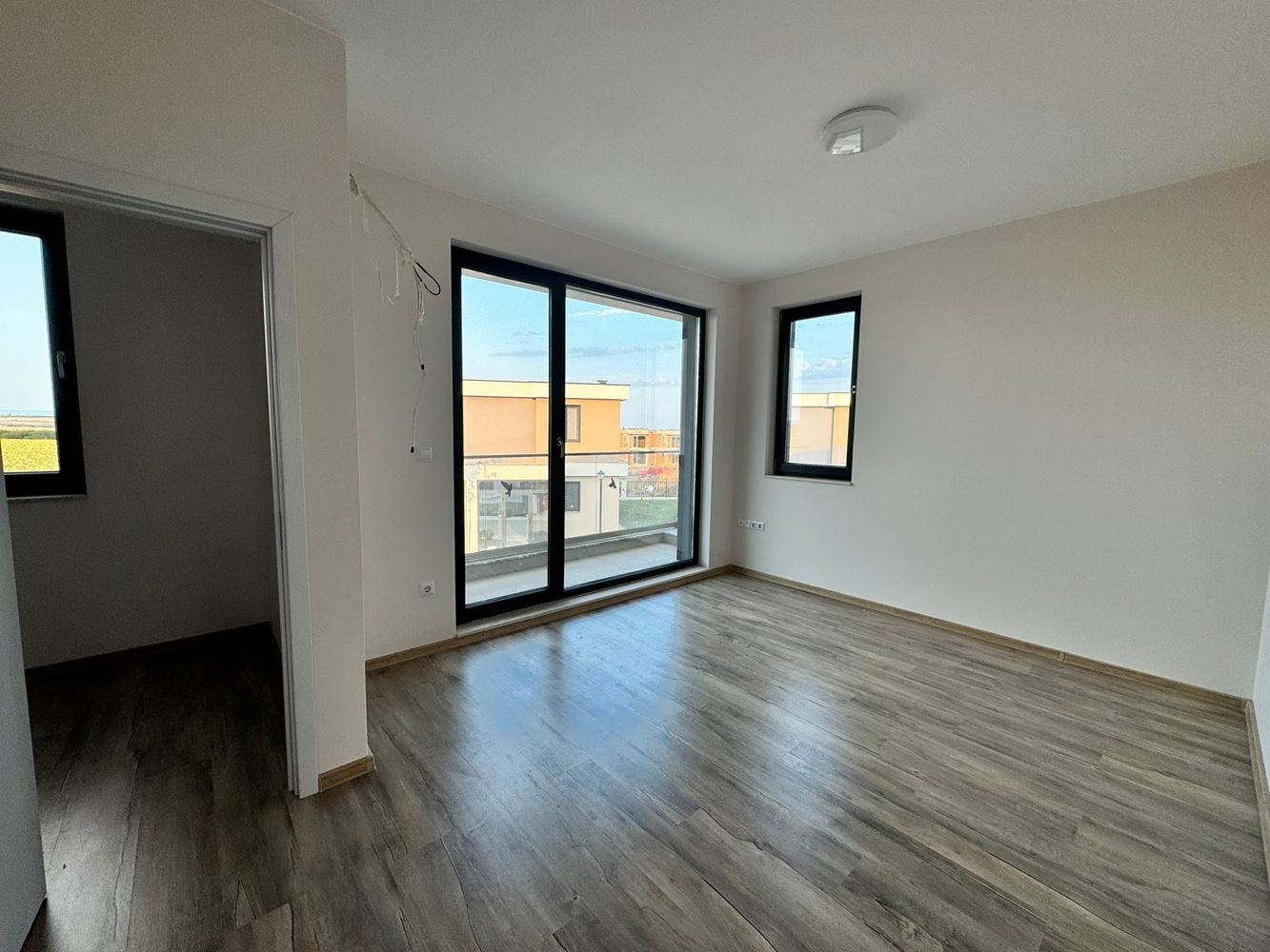 Современный двухэтажный дом с двором в роскошном комплексе между Поморие и Сарафово – стиль, пространство и природа