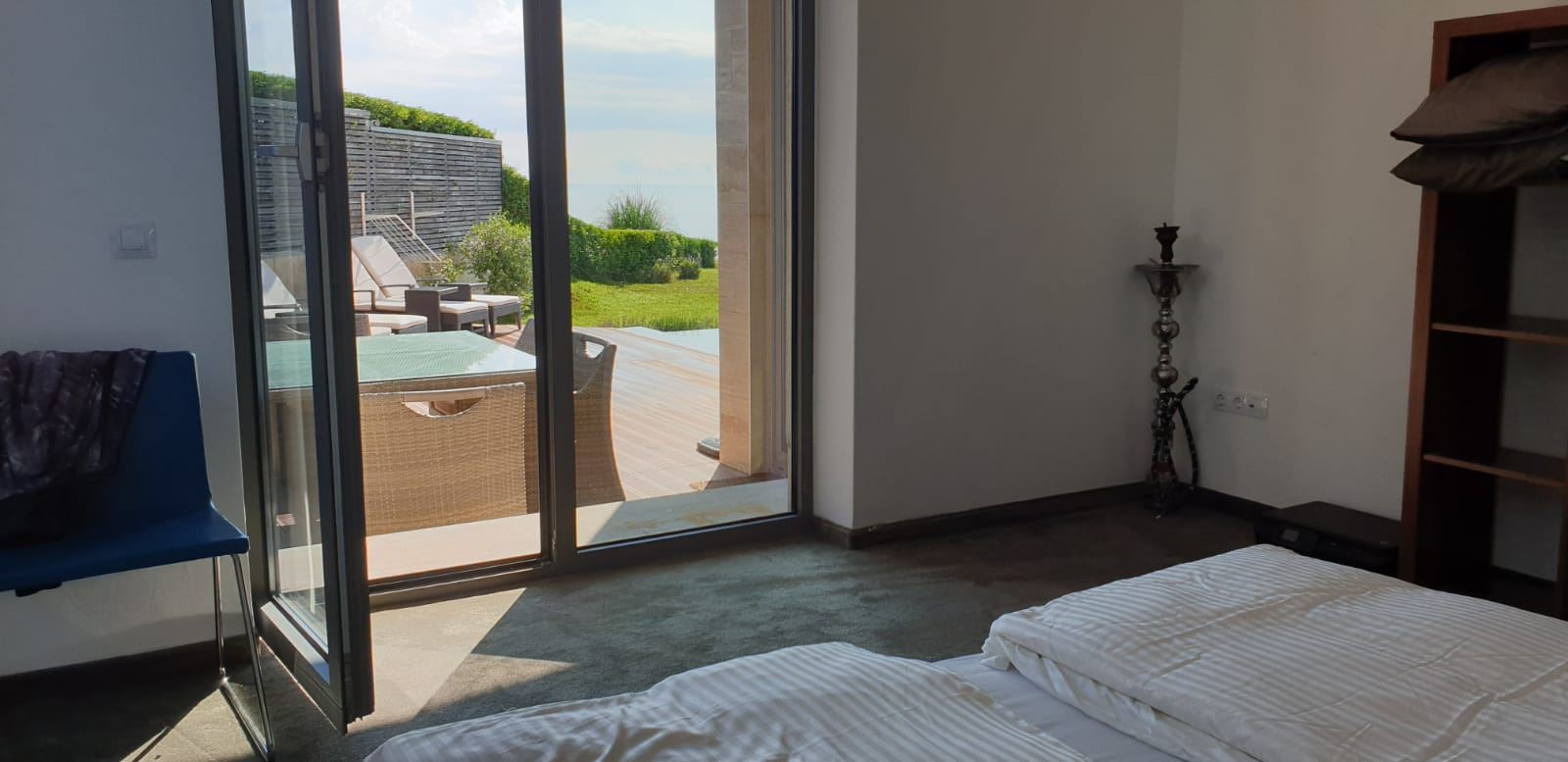 Уютный дом с бассейном на первой линии