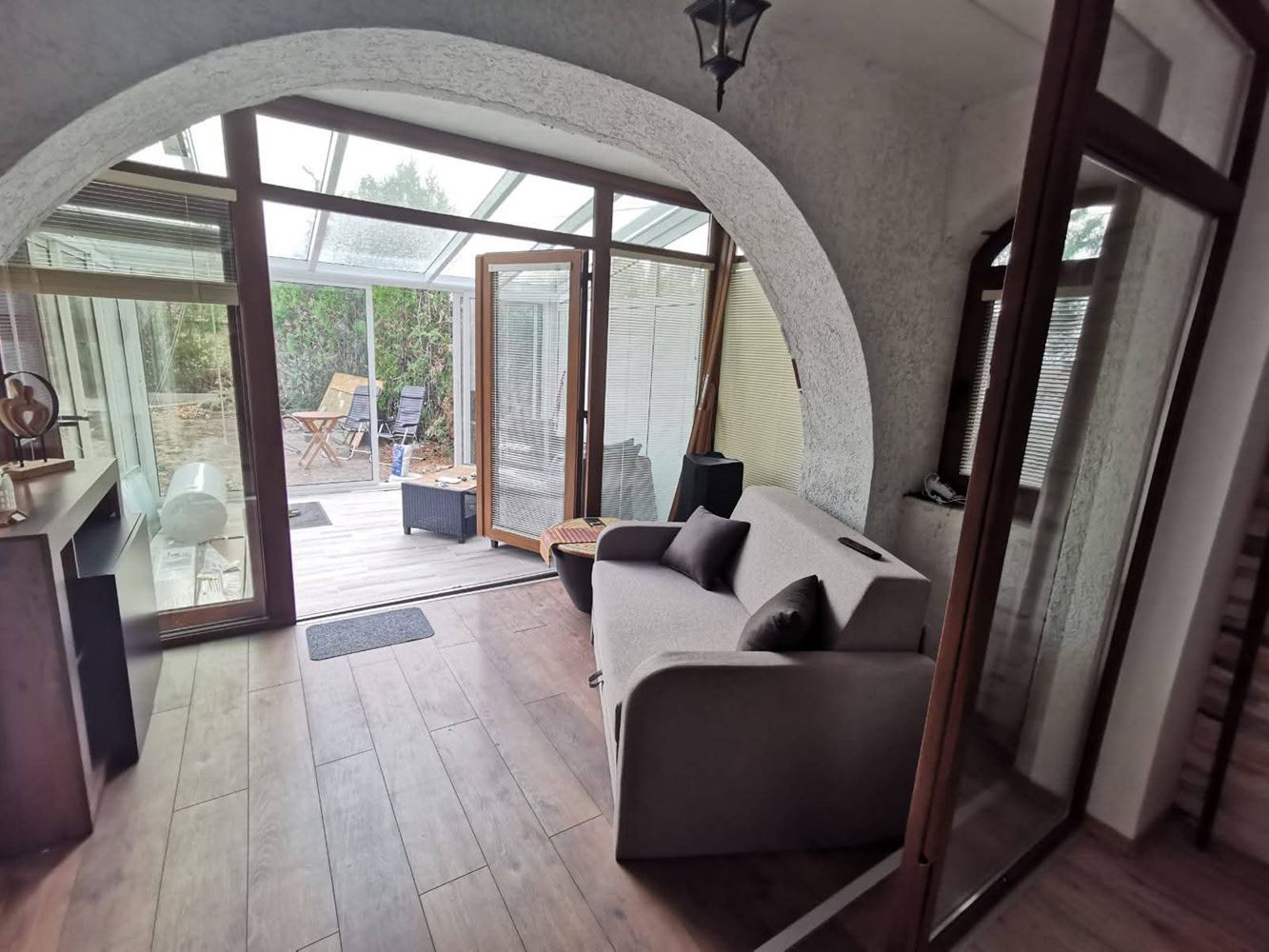 Двухэтажный отдельный дом в селе Горица – полностью обновлённый дом с двором и прекрасной верандой