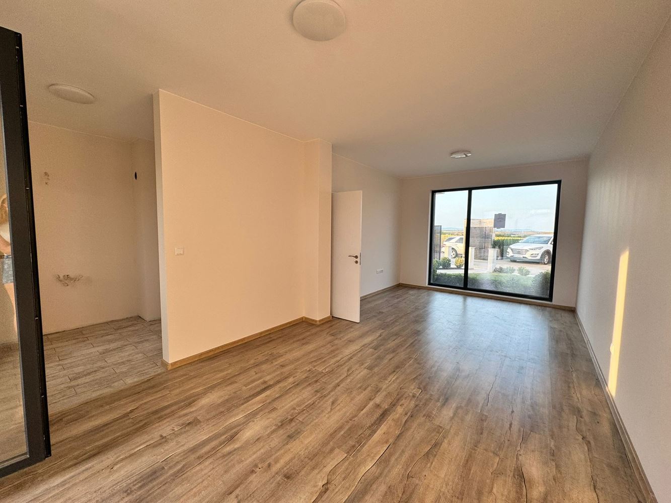 Современный двухэтажный дом с двором в роскошном комплексе между Поморие и Сарафово – стиль, пространство и природа