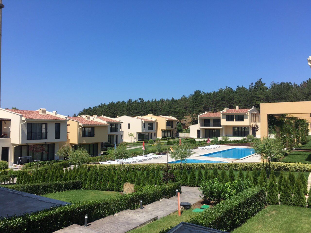 Двухэтажный новый дом в исключительном месте на первой линии моря