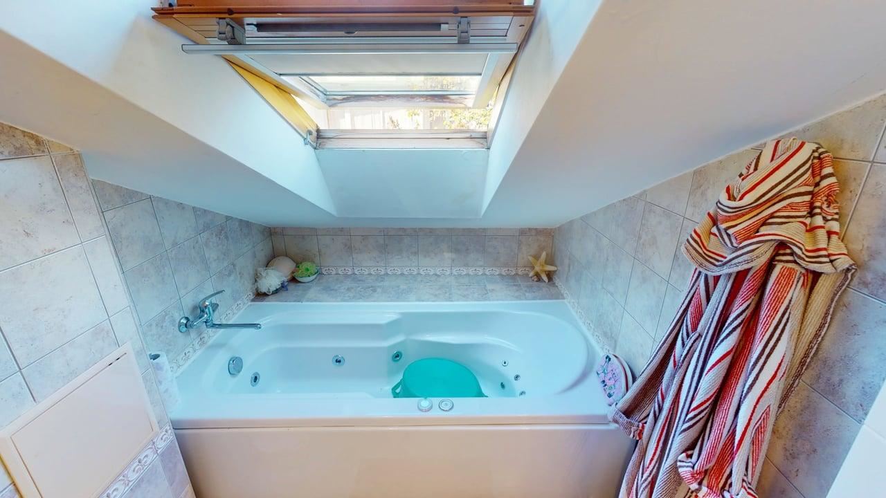 Панорамный четырёхэтажный дом с 8 спальнями и видом на море в к.к. Солнечный Берег – без таксы за обслуживание