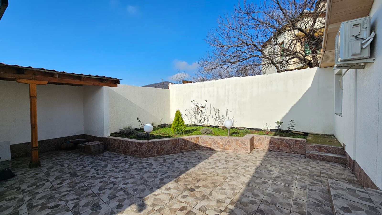 Исключительный одноэтажный дом с просторным двором в спокойной деревне Кошарица