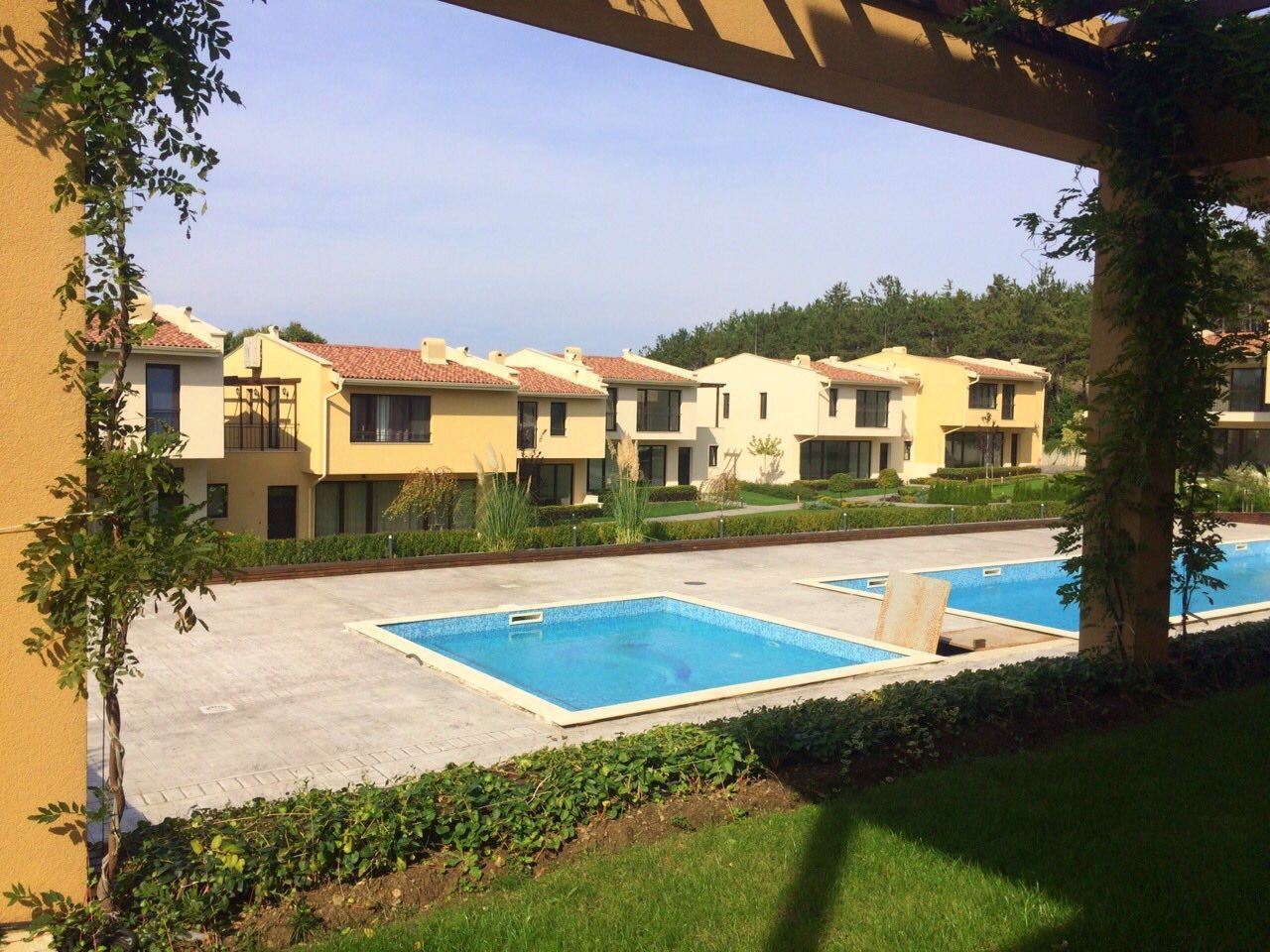 Двухэтажный новый дом в исключительном месте на первой линии моря