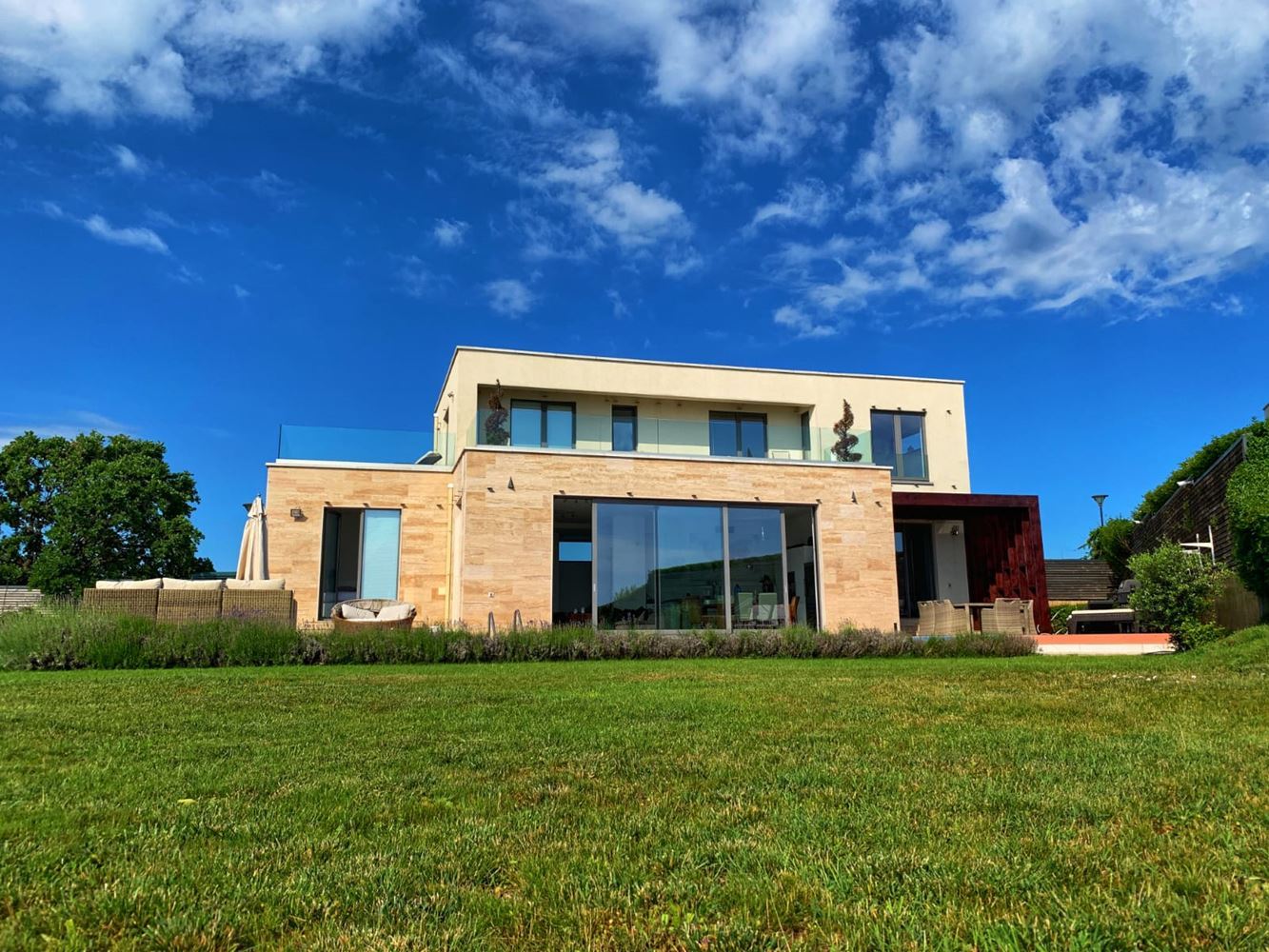 Уютный дом с бассейном на первой линии