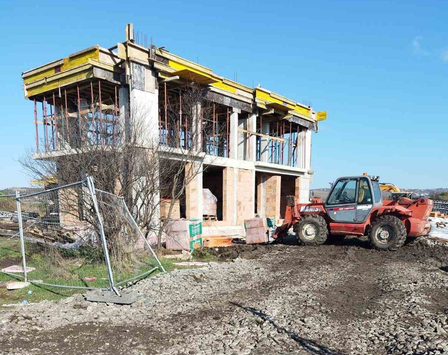 Современный дом с пятью комнатами и двором 400 м², тремя спальнями и без обслуживания в Ветрене, Бургас