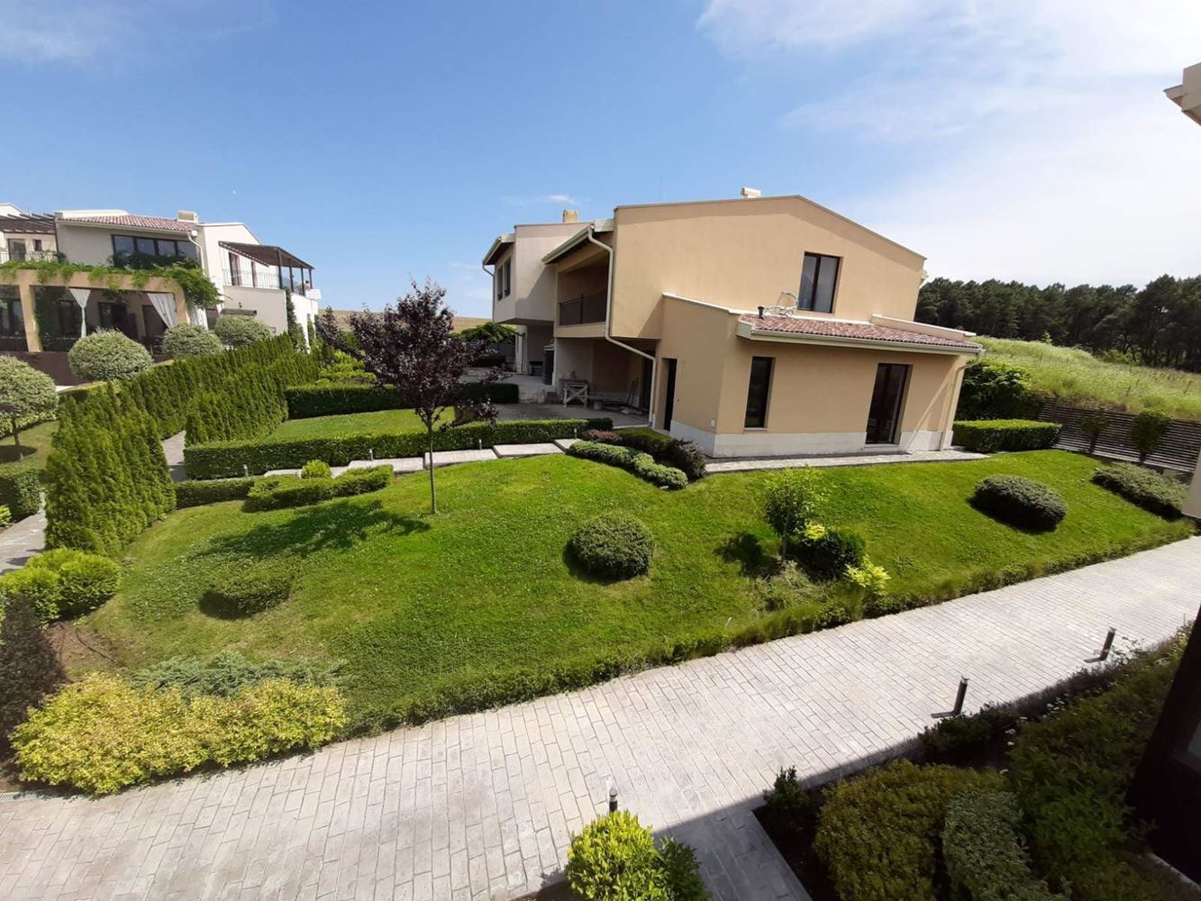 Двухэтажный новый дом в исключительном месте на первой линии моря