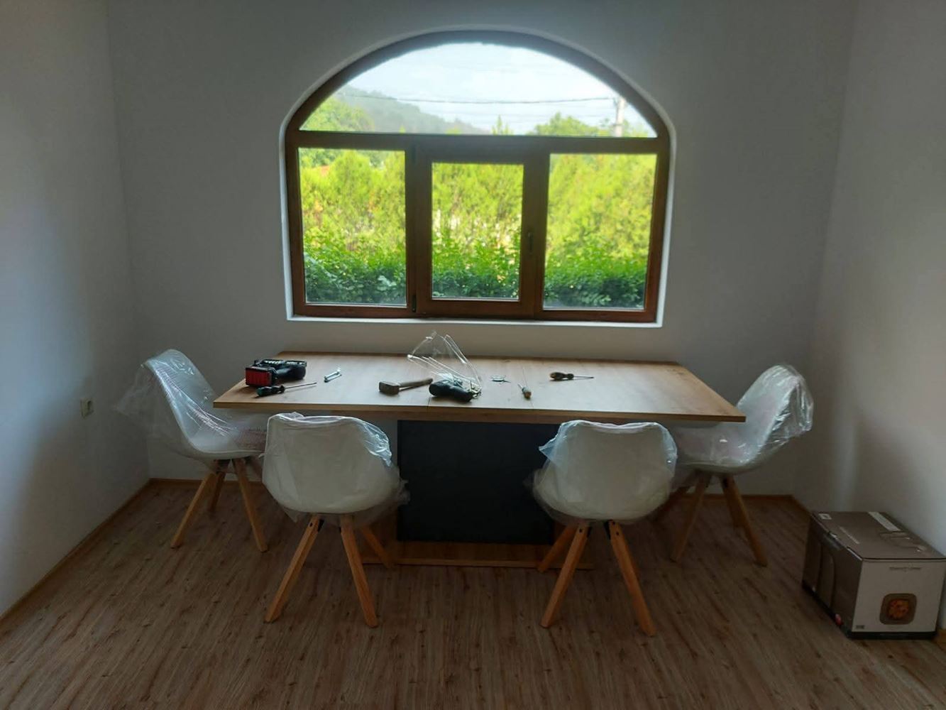 Двухэтажный отдельный дом в селе Горица – полностью обновлённый дом с двором и прекрасной верандой