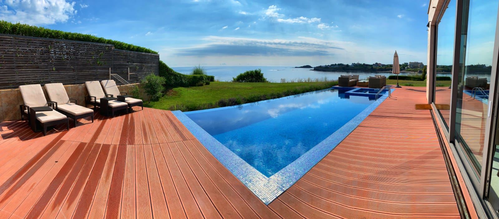 Уютный дом с бассейном на первой линии