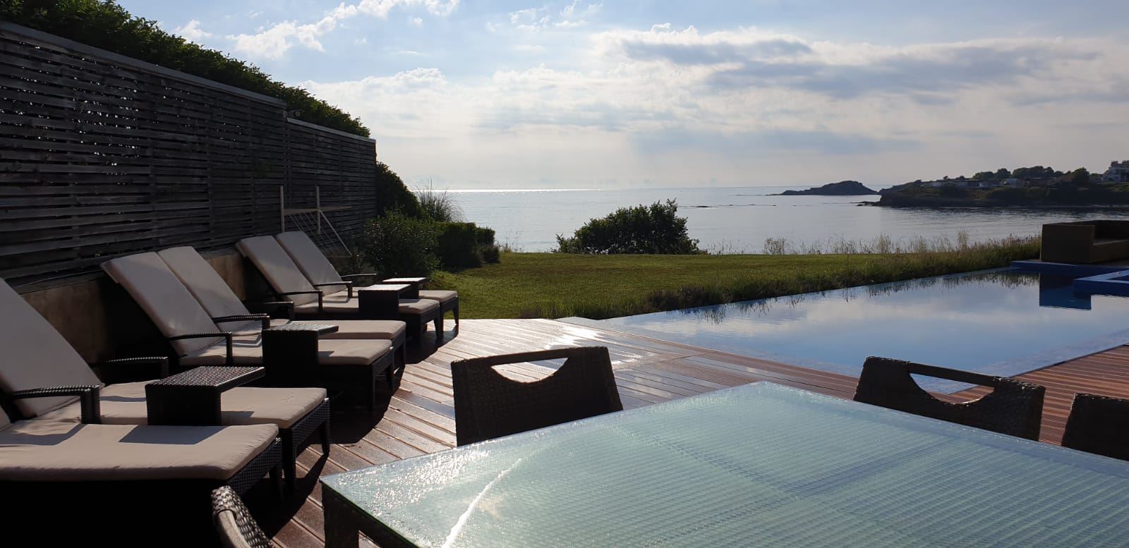 Уютный дом с бассейном на первой линии