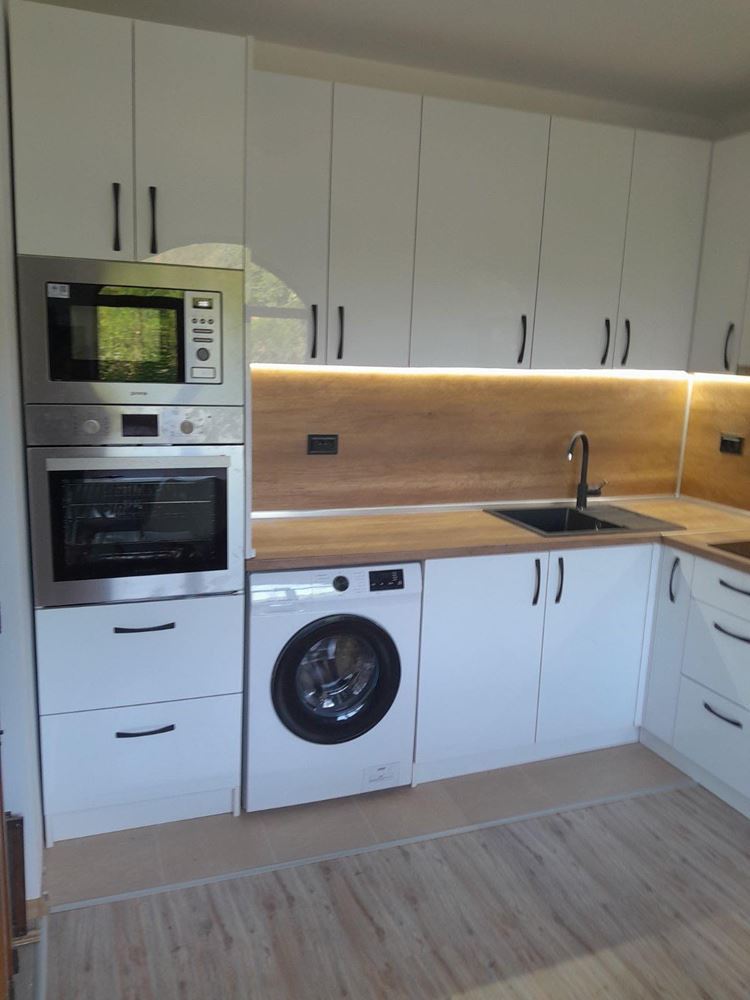 Двухэтажный отдельный дом в селе Горица – полностью обновлённый дом с двором и прекрасной верандой