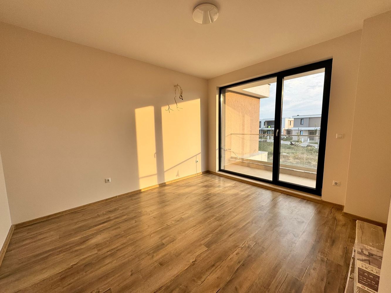 Современный двухэтажный дом с двором в роскошном комплексе между Поморие и Сарафово – стиль, пространство и природа