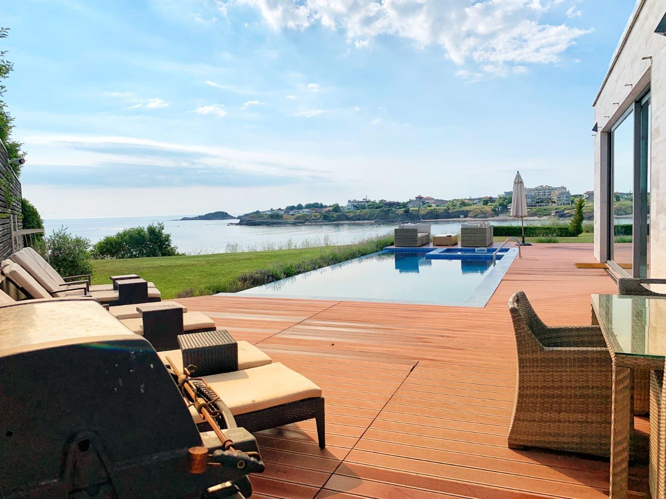 Уютный дом с бассейном на первой линии