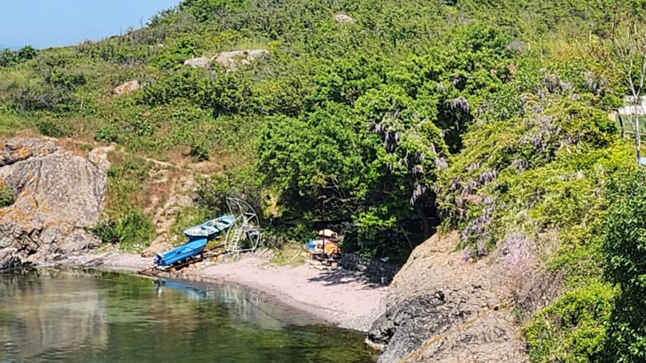 Прекрасный трёхэтажный дом на первой линии моря в Созополе с панорамным видом на Райский залив