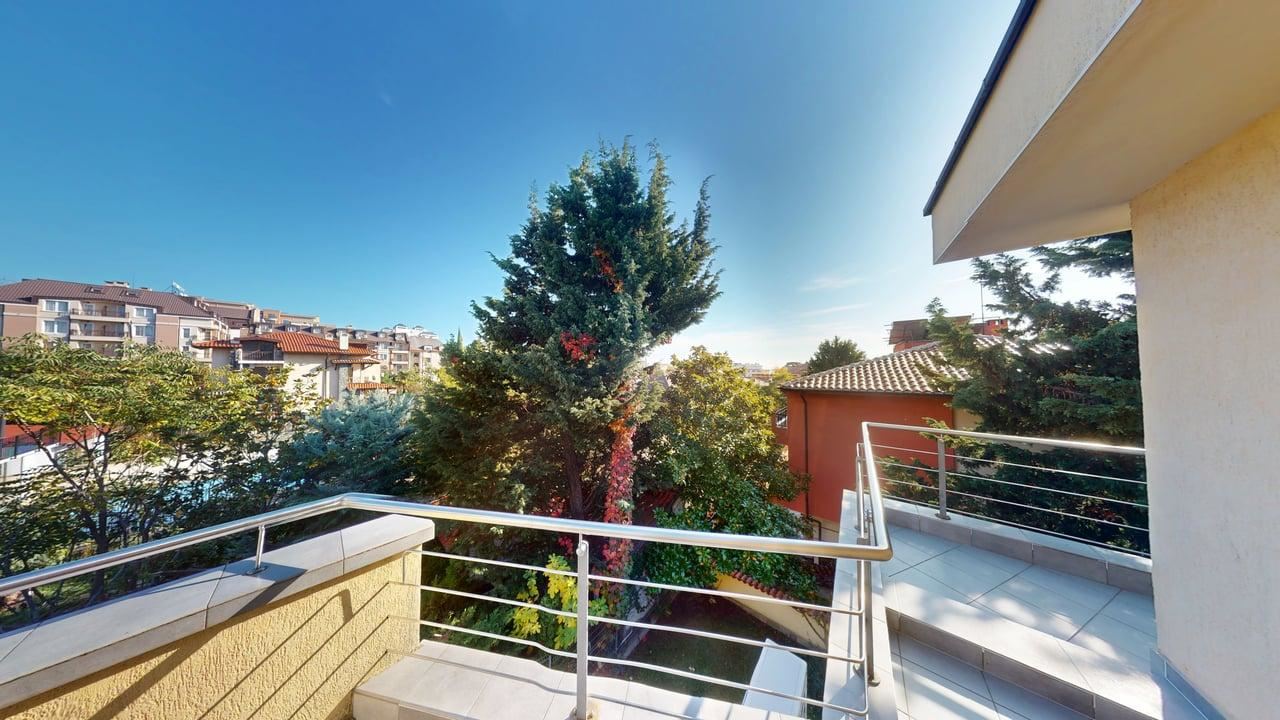 Панорамный четырёхэтажный дом с 8 спальнями и видом на море в к.к. Солнечный Берег – без таксы за обслуживание