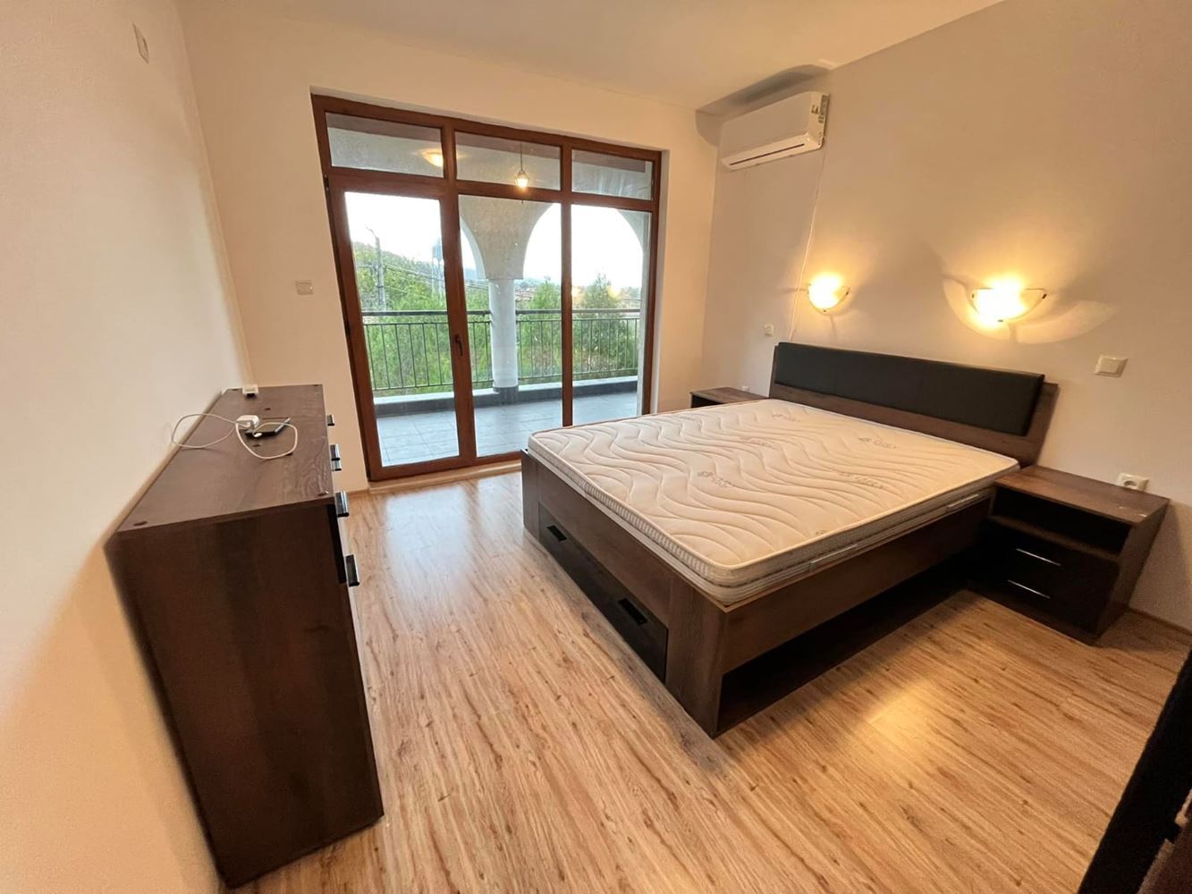 Двухэтажный отдельный дом в селе Горица – полностью обновлённый дом с двором и прекрасной верандой