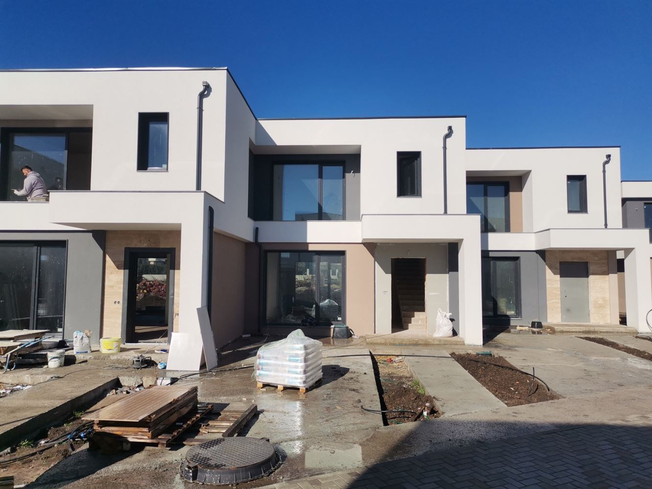 Современный двухэтажный дом в закрытом комплексе между Поморие и Сарафово – уют, безопасность и круглогодичный комфорт