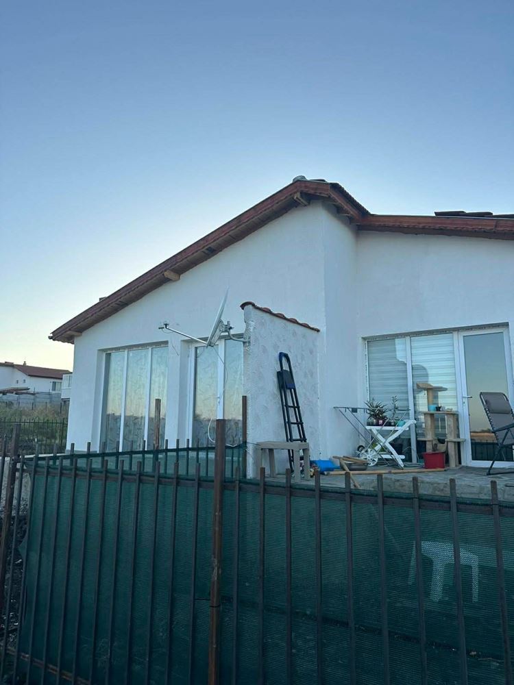 Новый одноэтажный дом с участком в Каблешково – без платы за обслуживание