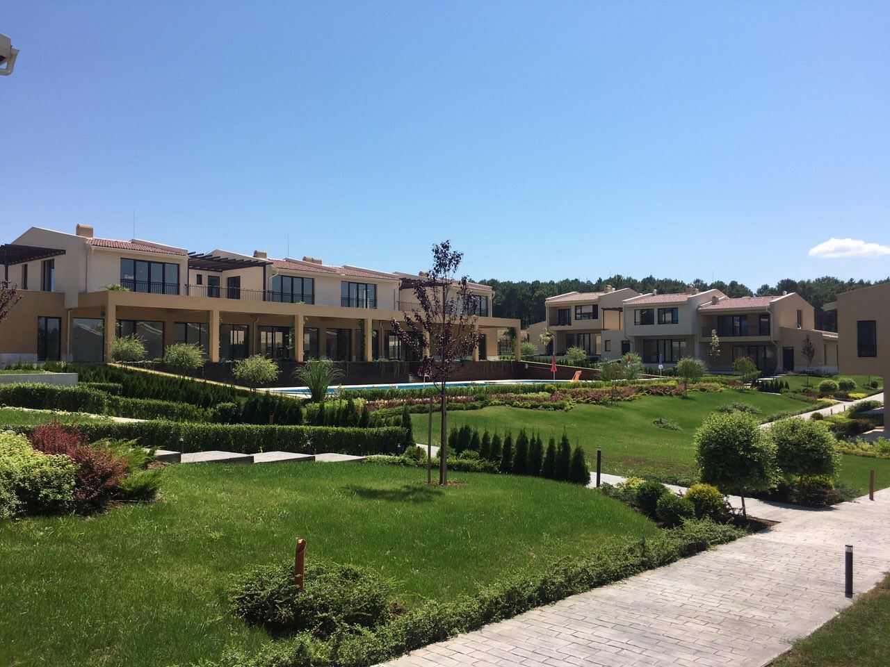 Двухэтажный новый дом в исключительном месте на первой линии моря