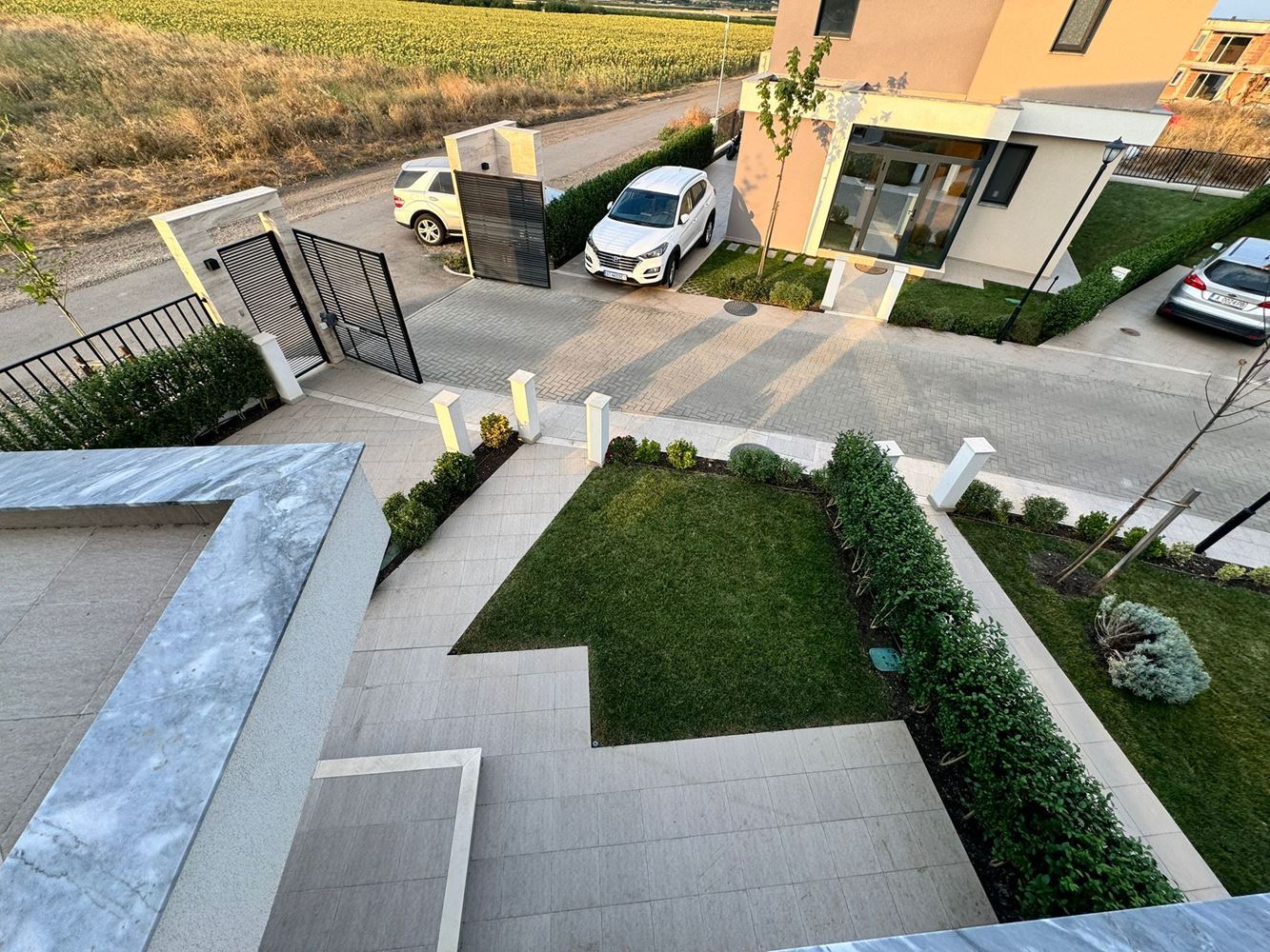 Современный двухэтажный дом с двором в роскошном комплексе между Поморие и Сарафово – стиль, пространство и природа