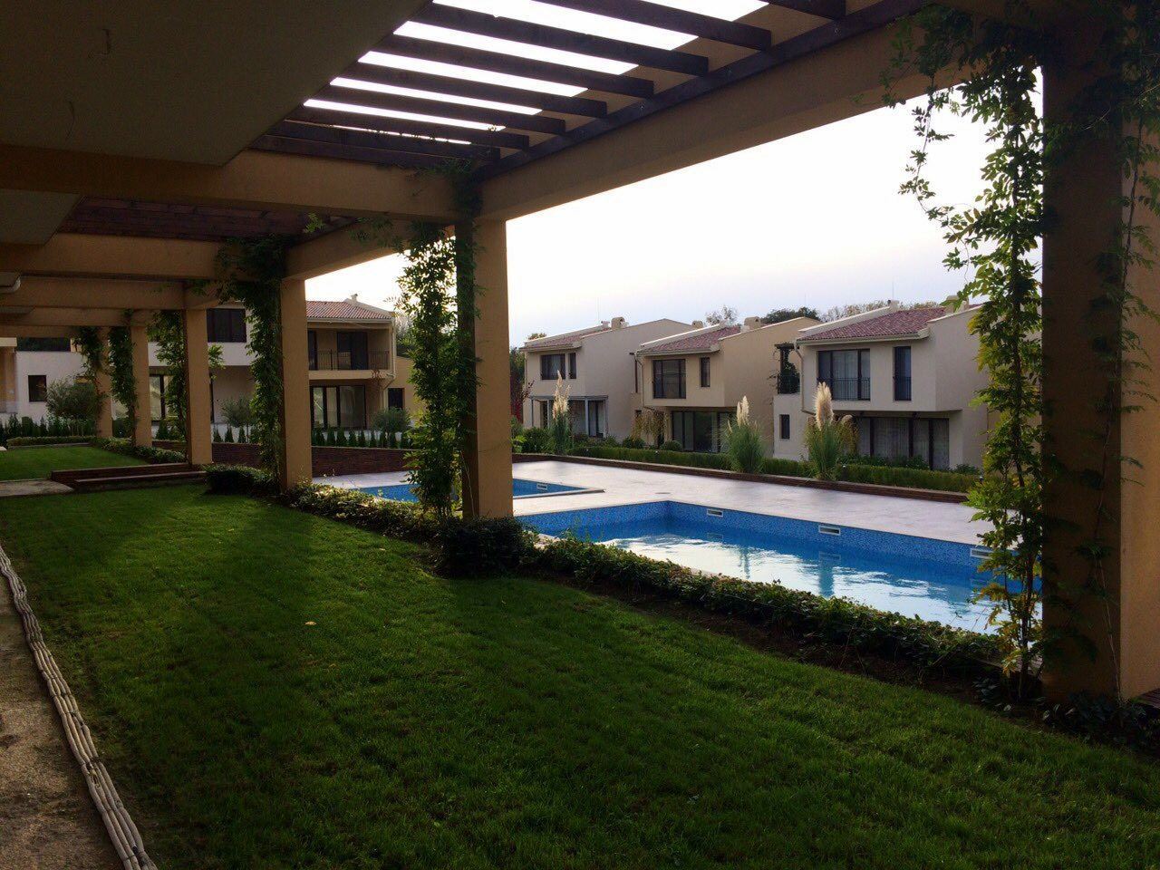 Двухэтажный новый дом в исключительном месте на первой линии моря