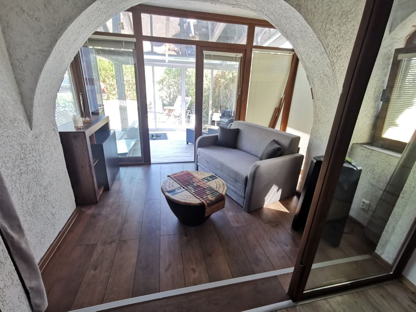 Двухэтажный отдельный дом в селе Горица – полностью обновлённый дом с двором и прекрасной верандой