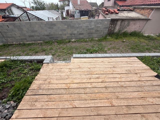 Трёхэтажный  дом в Банево – современное строительство, двор и два парковочных места