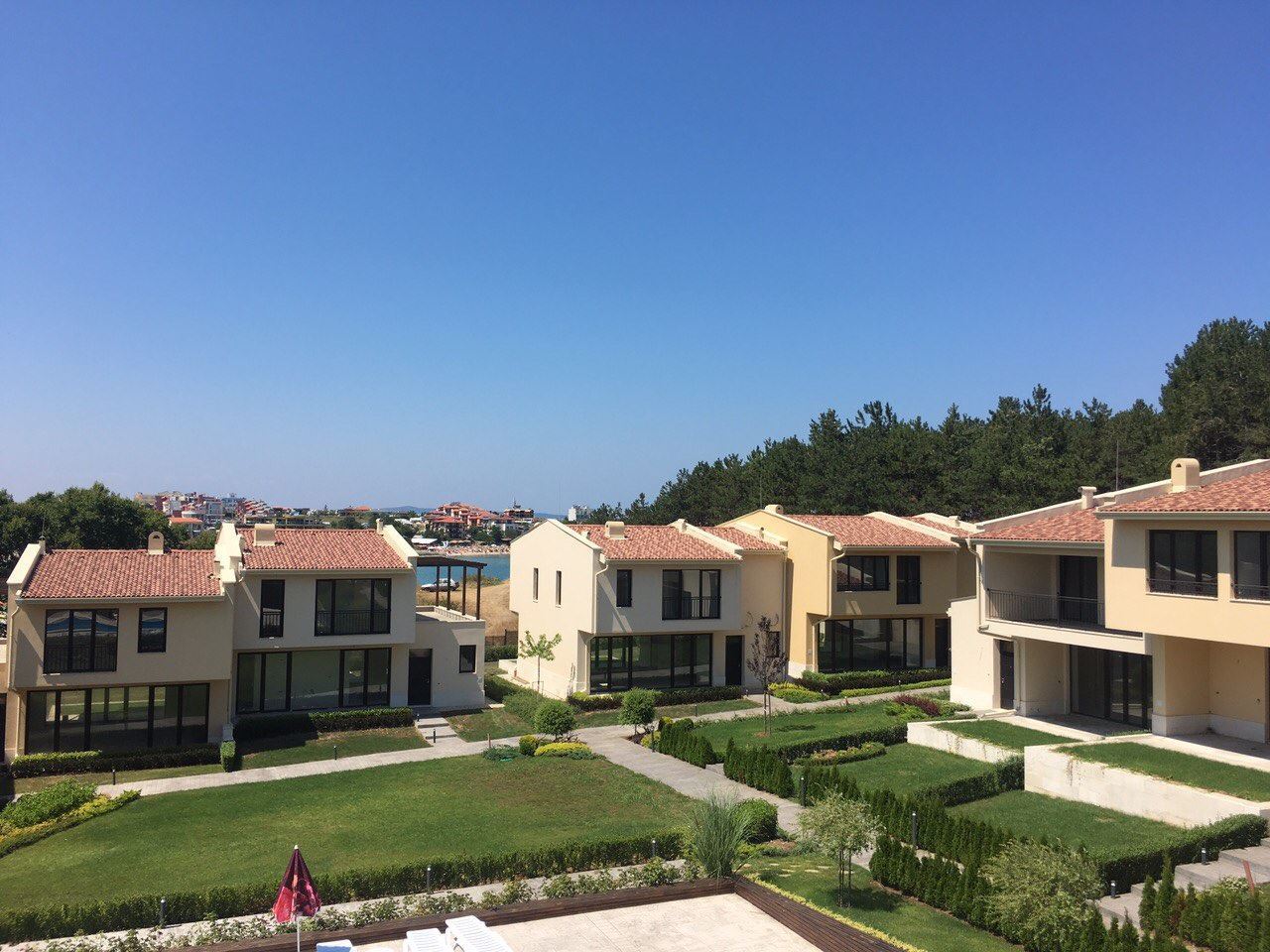 Двухэтажный новый дом в исключительном месте на первой линии моря