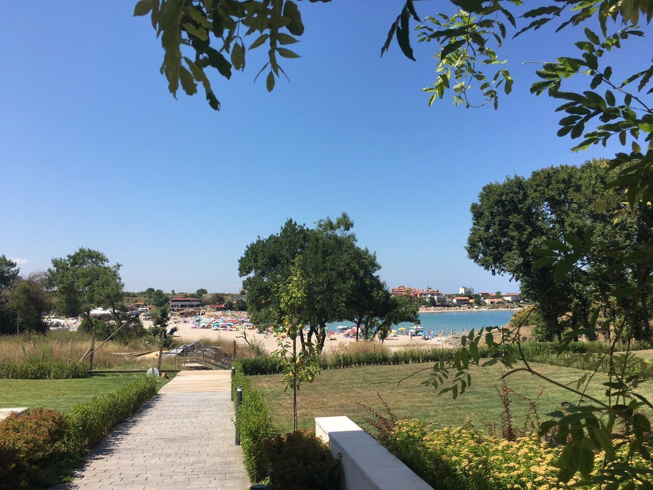 Двухэтажный новый дом в исключительном месте на первой линии моря