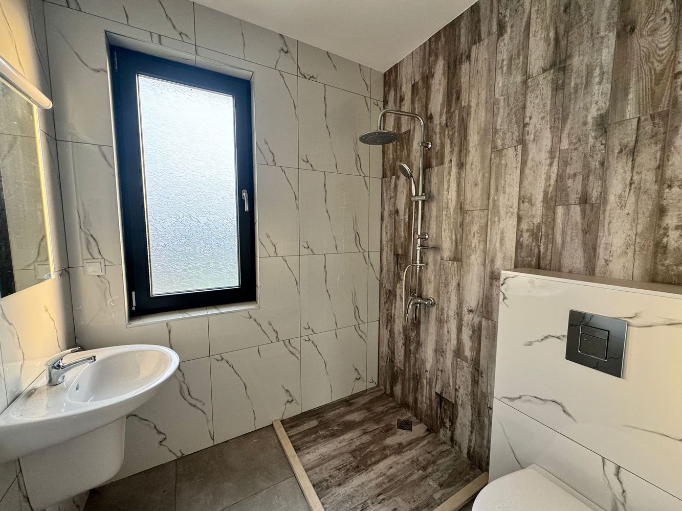 Современный двухэтажный дом с двором в роскошном комплексе между Поморие и Сарафово – стиль, пространство и природа