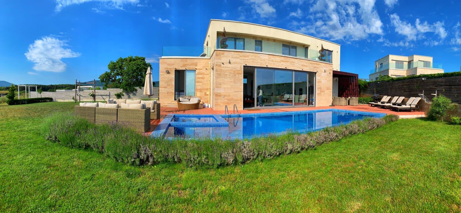 Уютный дом с бассейном на первой линии