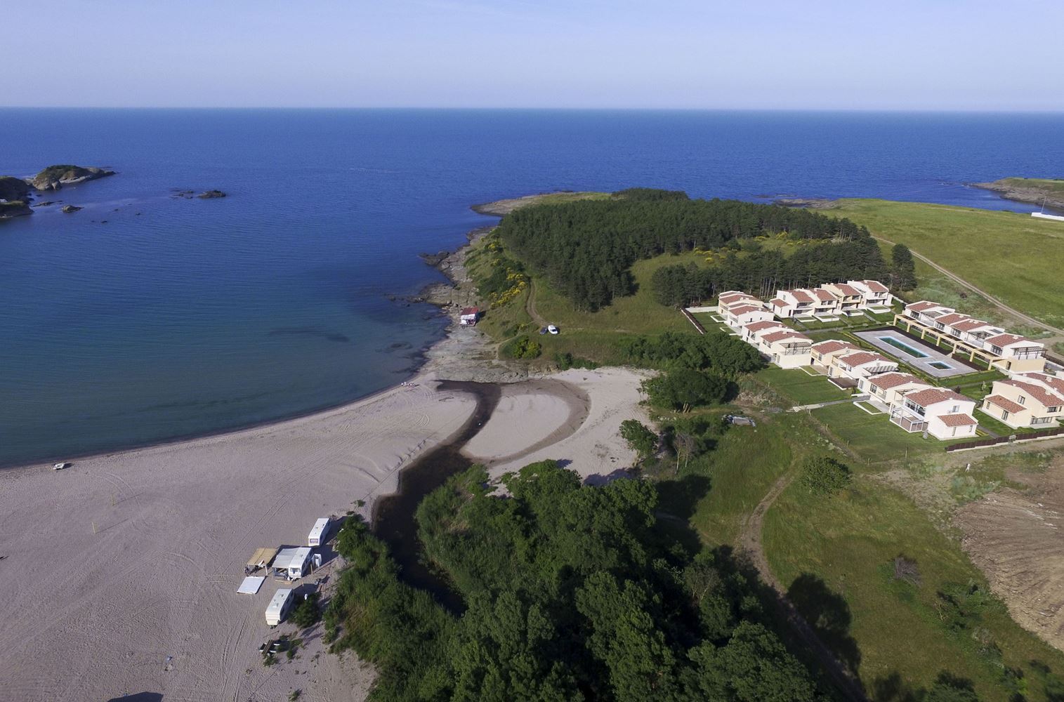 Двухэтажный новый дом в исключительном месте на первой линии моря